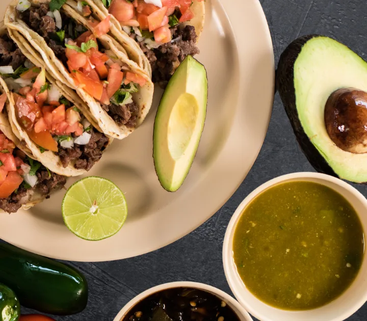 Plato de tacos de El Borrego con aguacate, limón y salsa verde